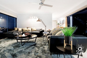 FAMILY GETAWAY Waterfront Broadbeach Waters Holiday House With Private Pool — KIDS STAY FREE!!!
